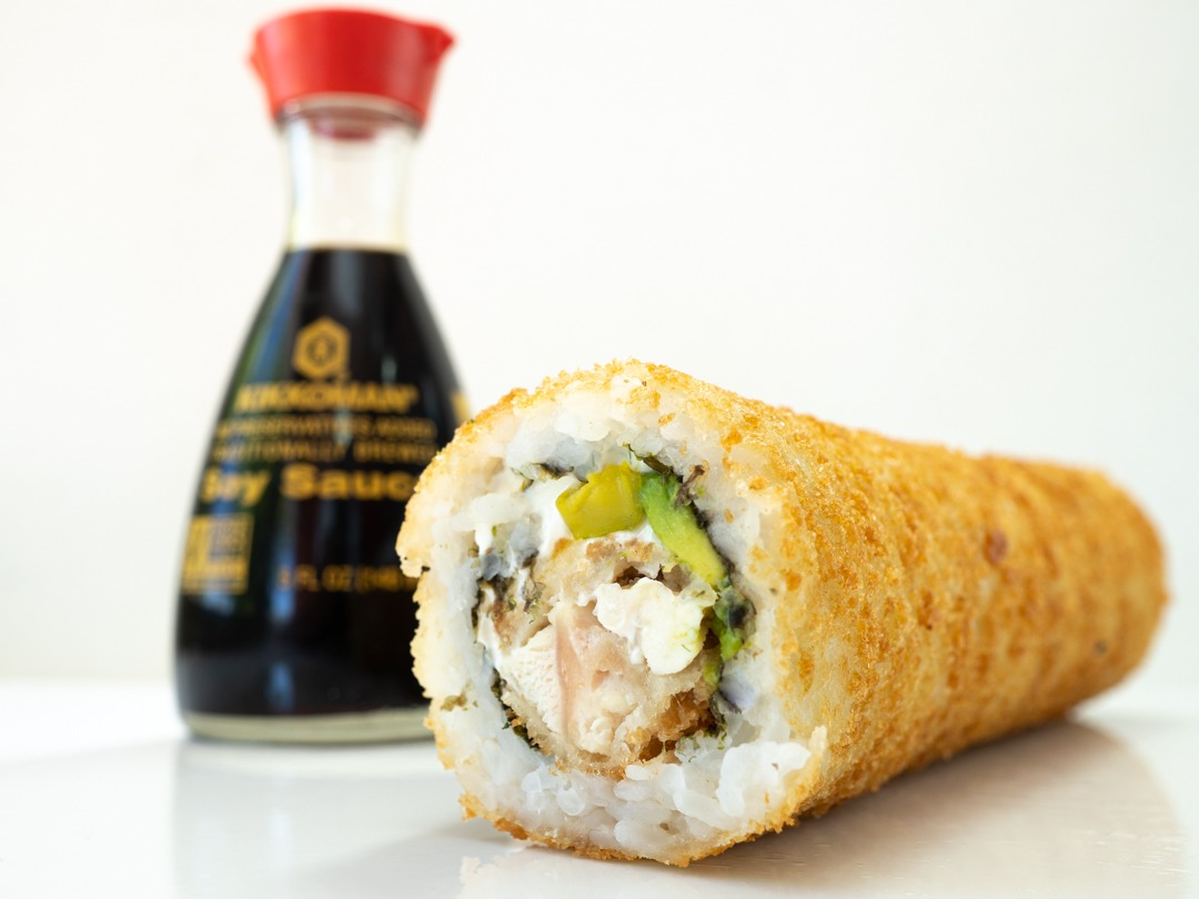 Hand roll pollo apanado, cebollín, queso crema