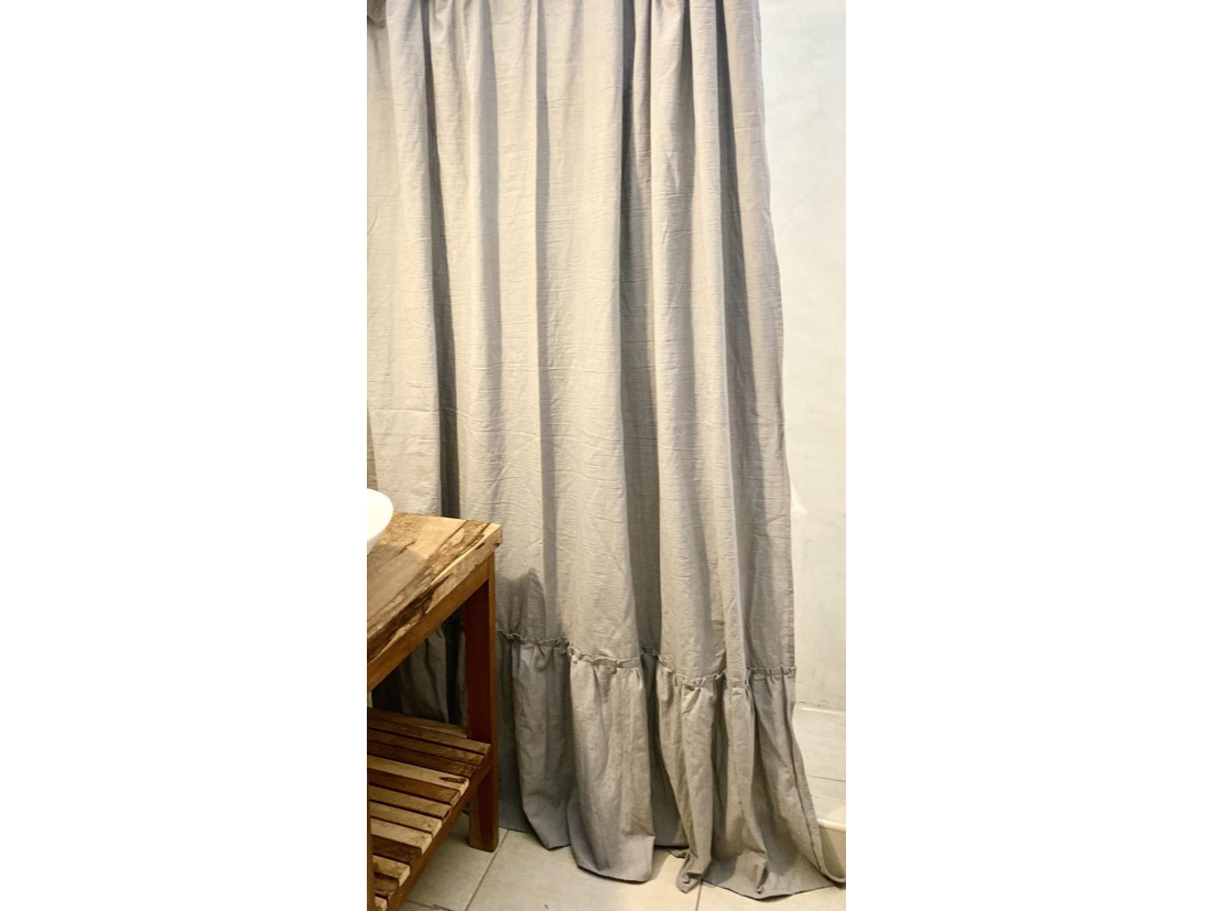 Cortina de baño de tela tusor con volados 1.80 x 1.80 mts