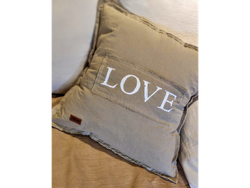 Almohadon LOVE c/ aplique