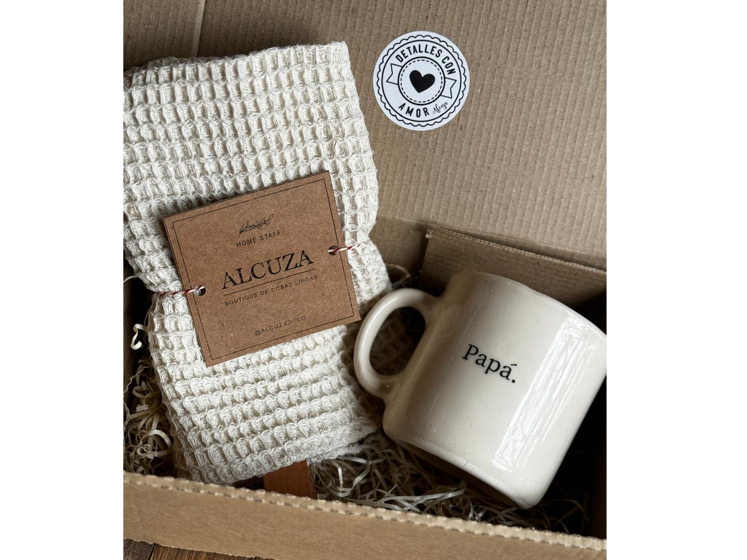 Gift box con Taza de ceramica color crudo y repasador de nido de abeja color crudo