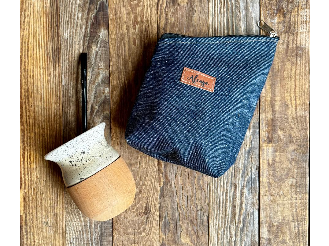 Yerbera de jean + mate de ceramica y madera + bombilla