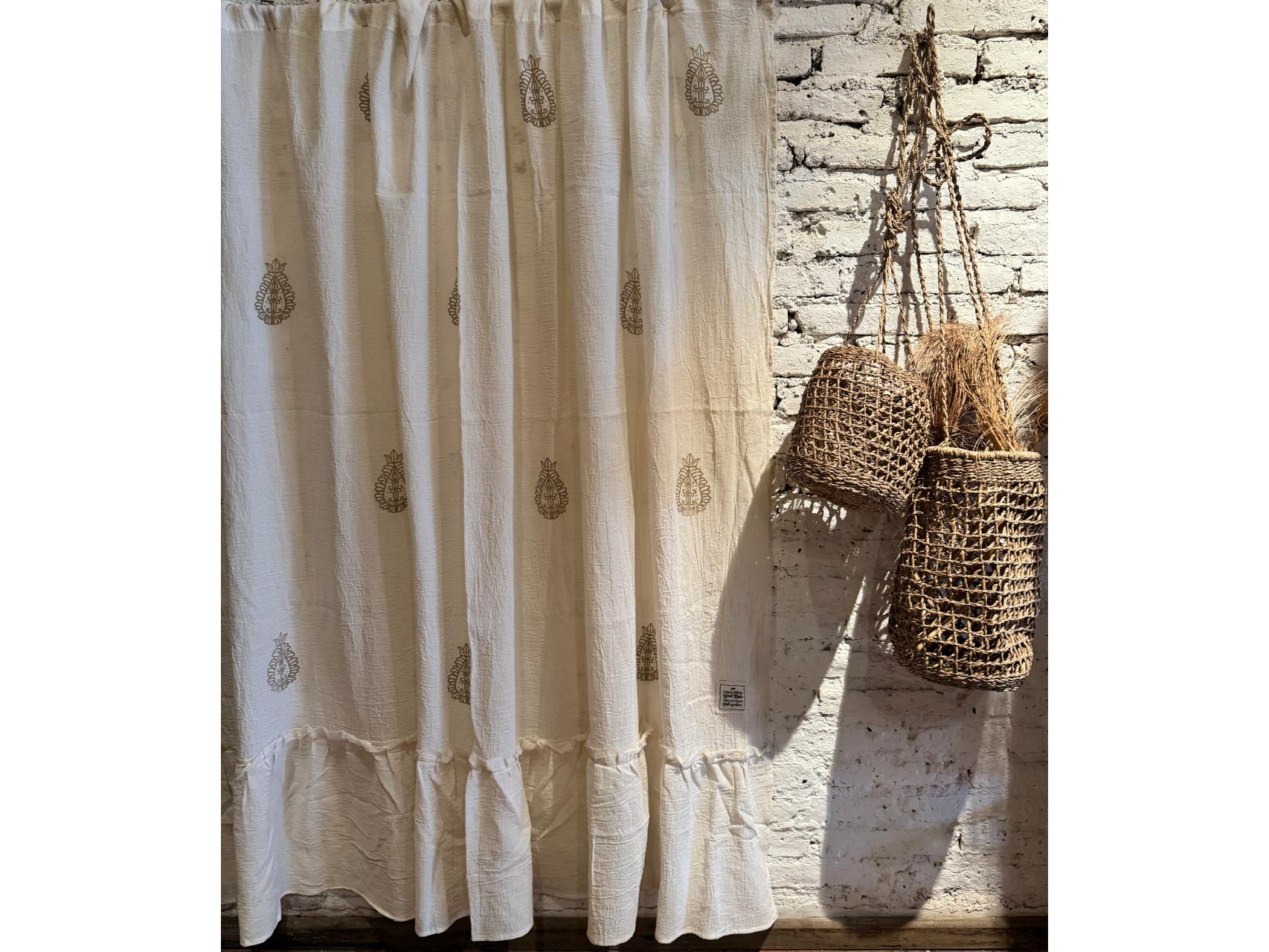 Cortina baño gasa estampada con volado 1.80 x 1.80 mt hindu