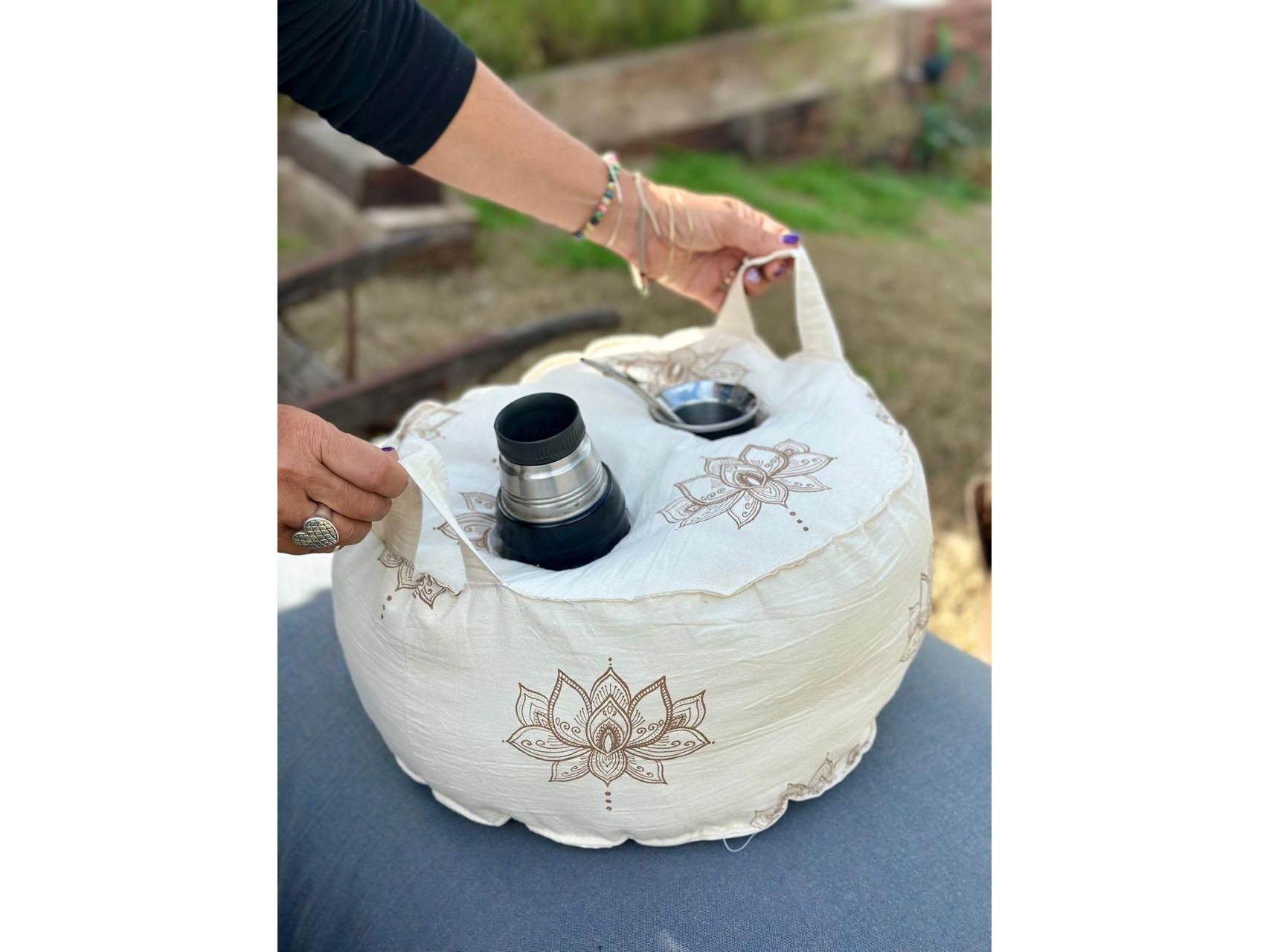 Almohadon Matero redondo de tusor flor de Loto con manijas