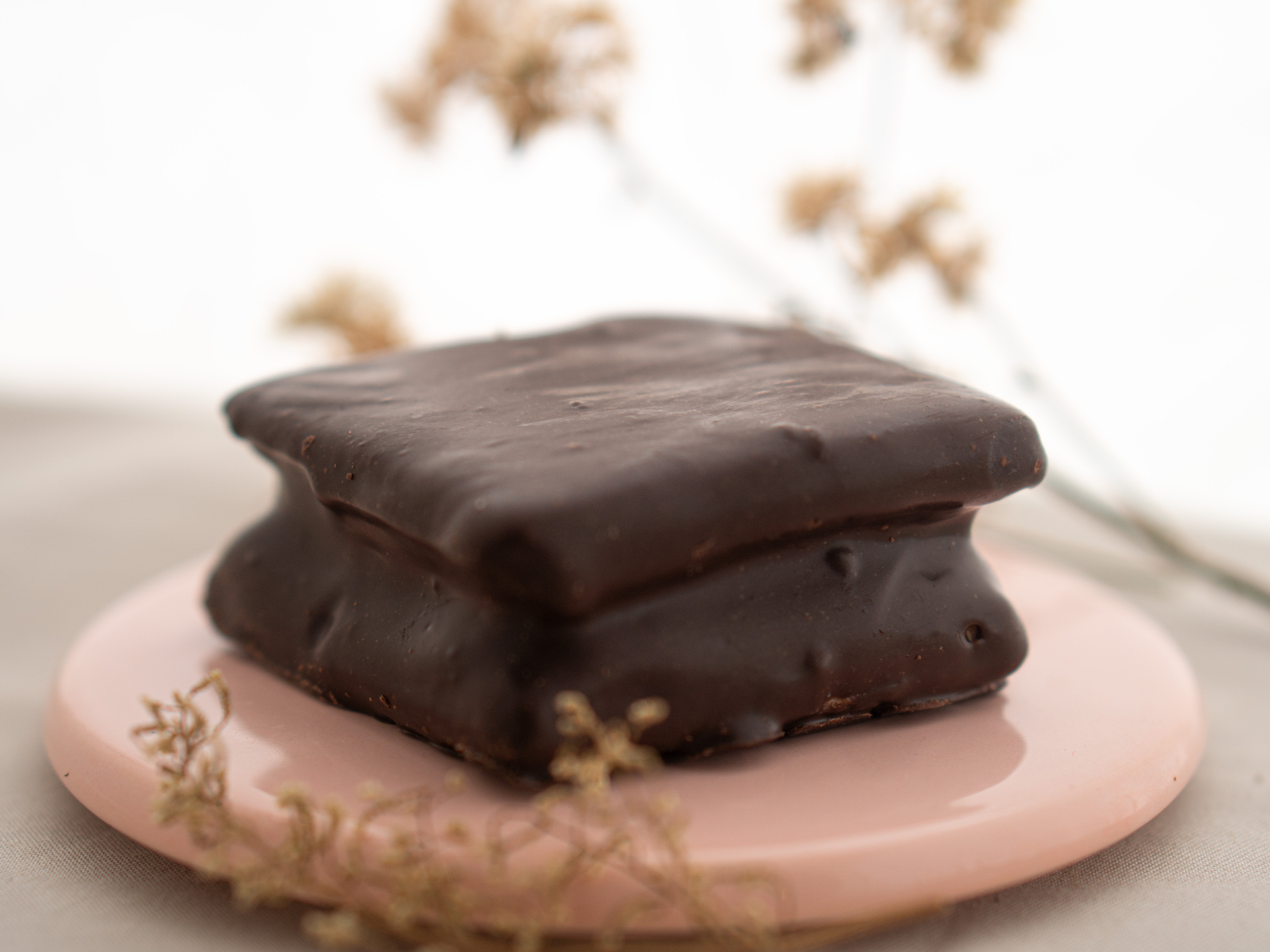 Alfajor tipo Marplatense bañado en chocolate