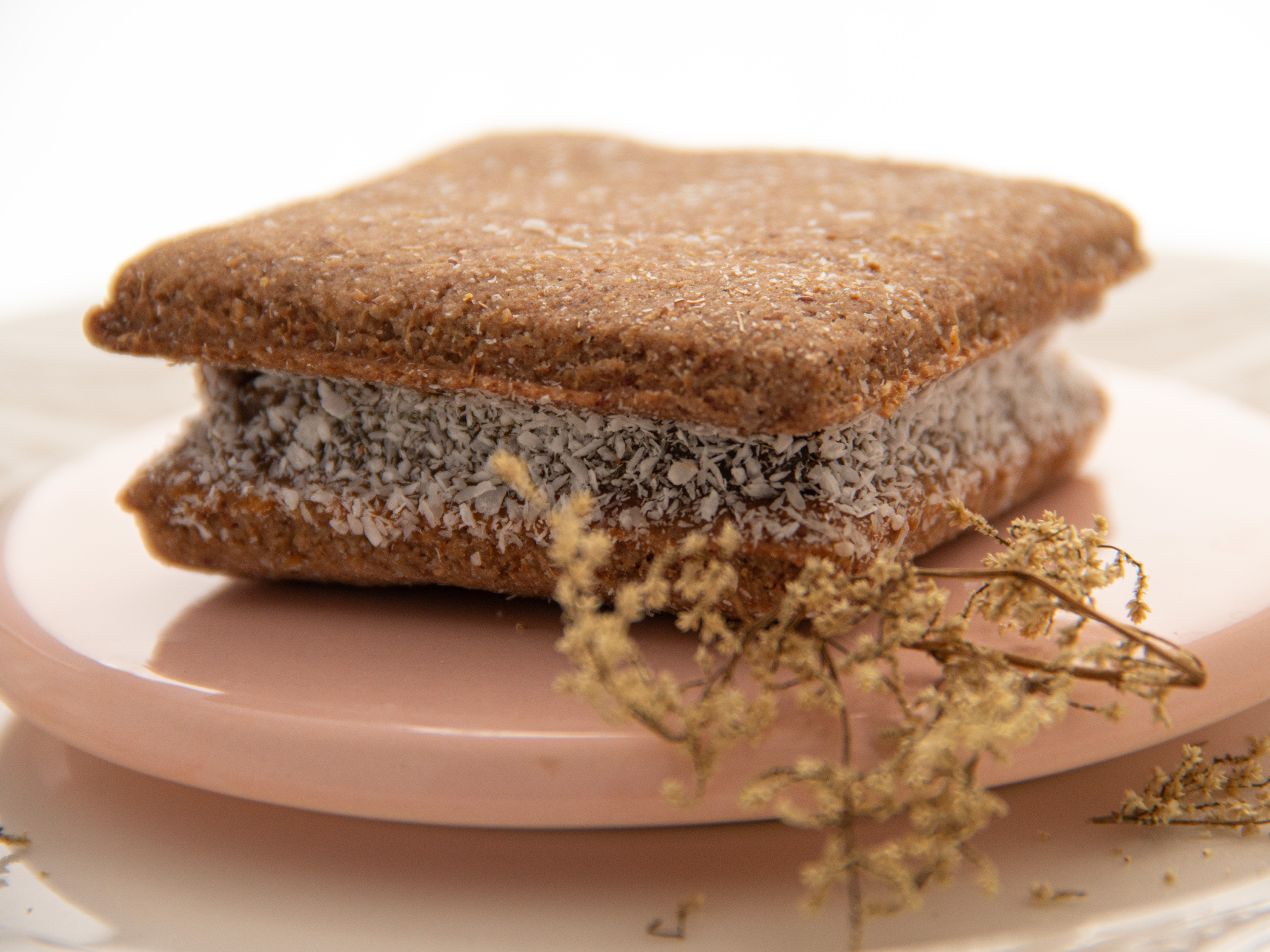 Alfajor de Algarroba relleno con Dulce de leche caja x 6 unidades