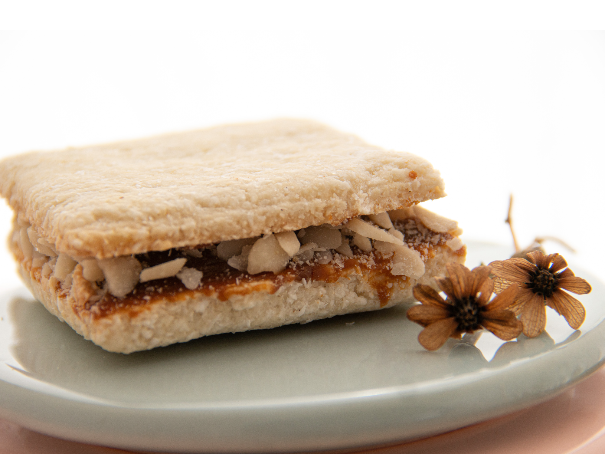 Alfajor de Coco relleno con Dulce de Leche