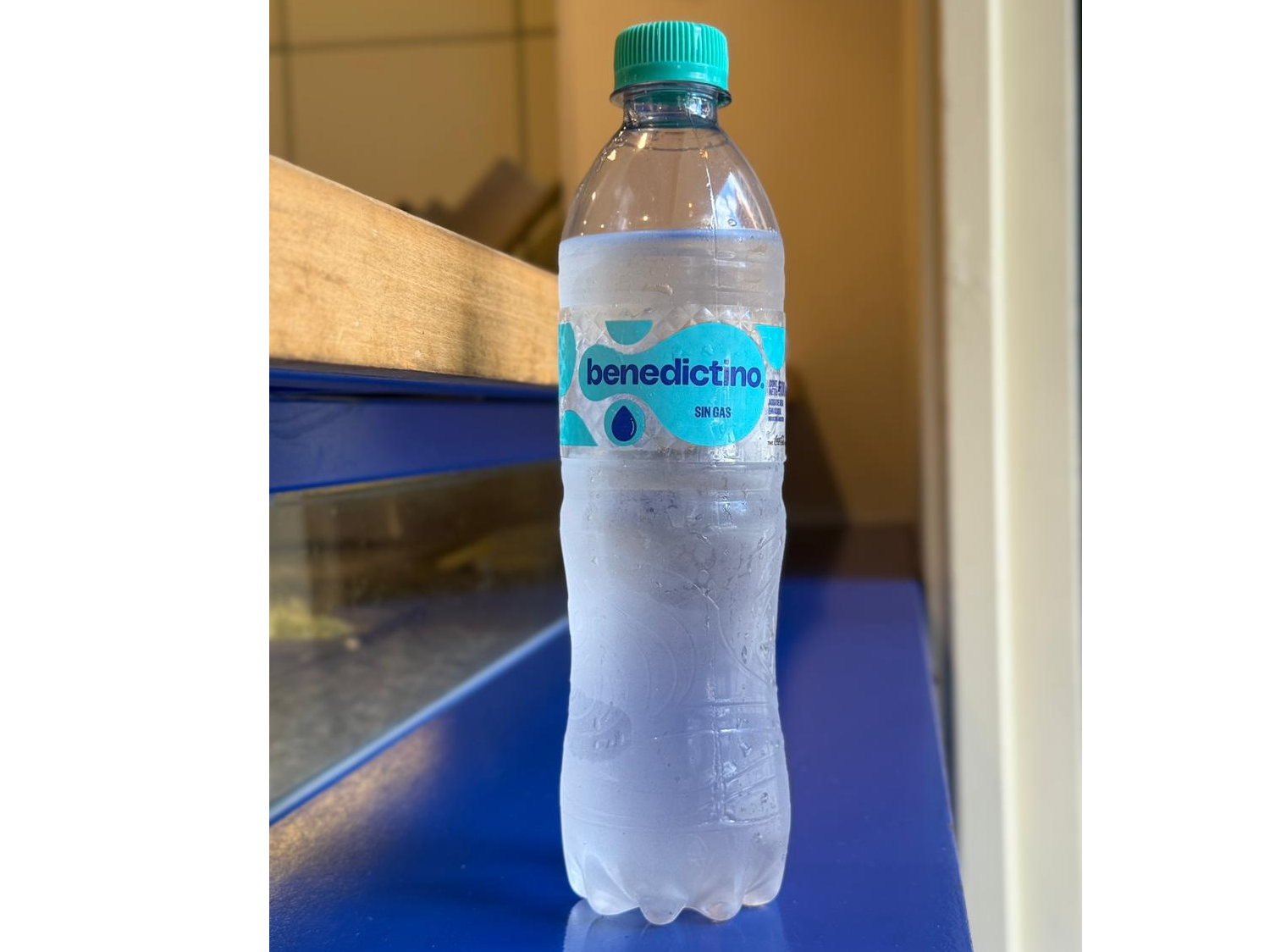 Agua sin gas