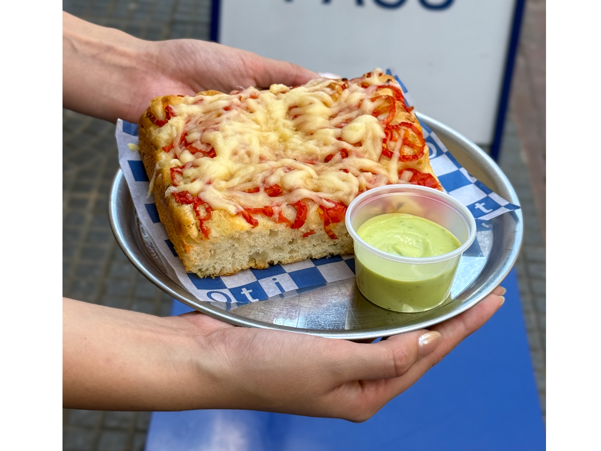 Focaccia PORCIÓN de tomates cherry y queso duro