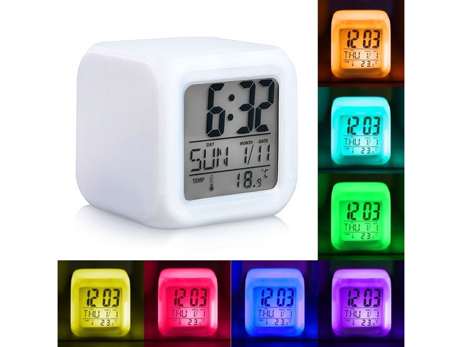 Reloj despertador. marca fecha y temperatura