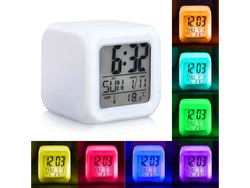 Reloj despertador. marca fecha y temperatura