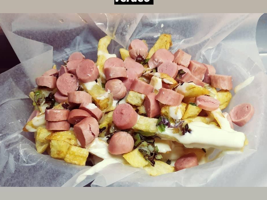 Salchipapas con queso y verdeo (chicas)