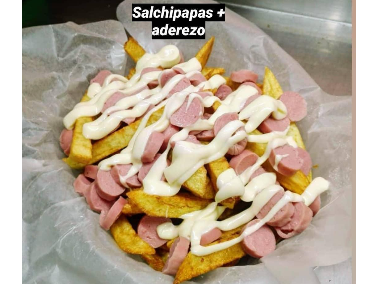 Salchipapas con aderezos (chicas)