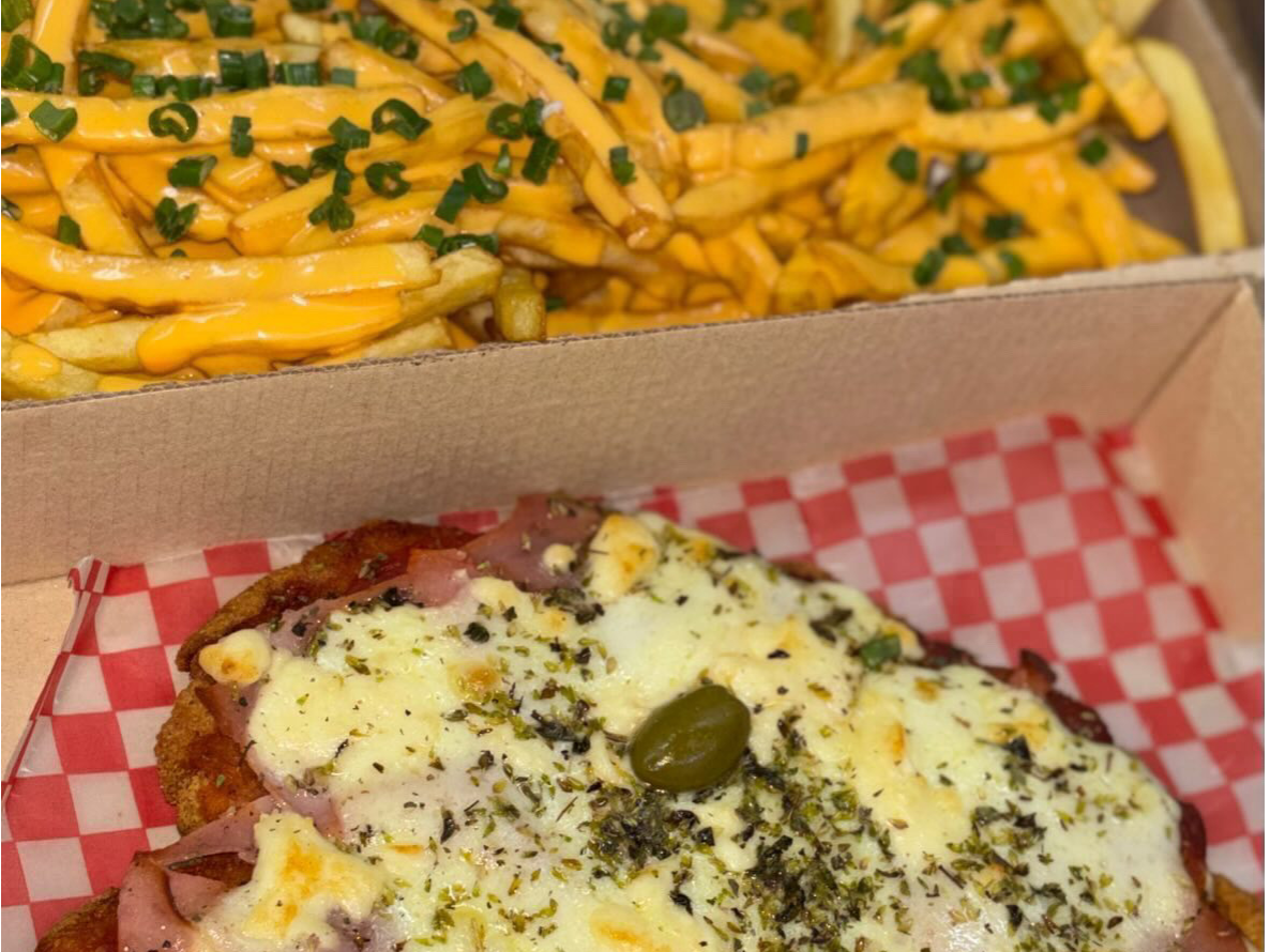 MILANESA NAPOLITANA CON PAPAS CHEDDAR