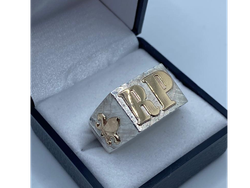Anillo de plata caballero 12 x 16 con apliques y 2 niciales en oro 9k