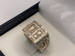 Anillo de plata 925 y oro 9k..con marco., apliques y iniciales.