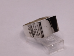 Anillo plata 12x16 curvo con 2 iniciales en oro .