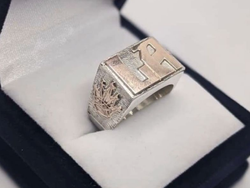 Anillo 12x16 apliques y 2 iniciales.