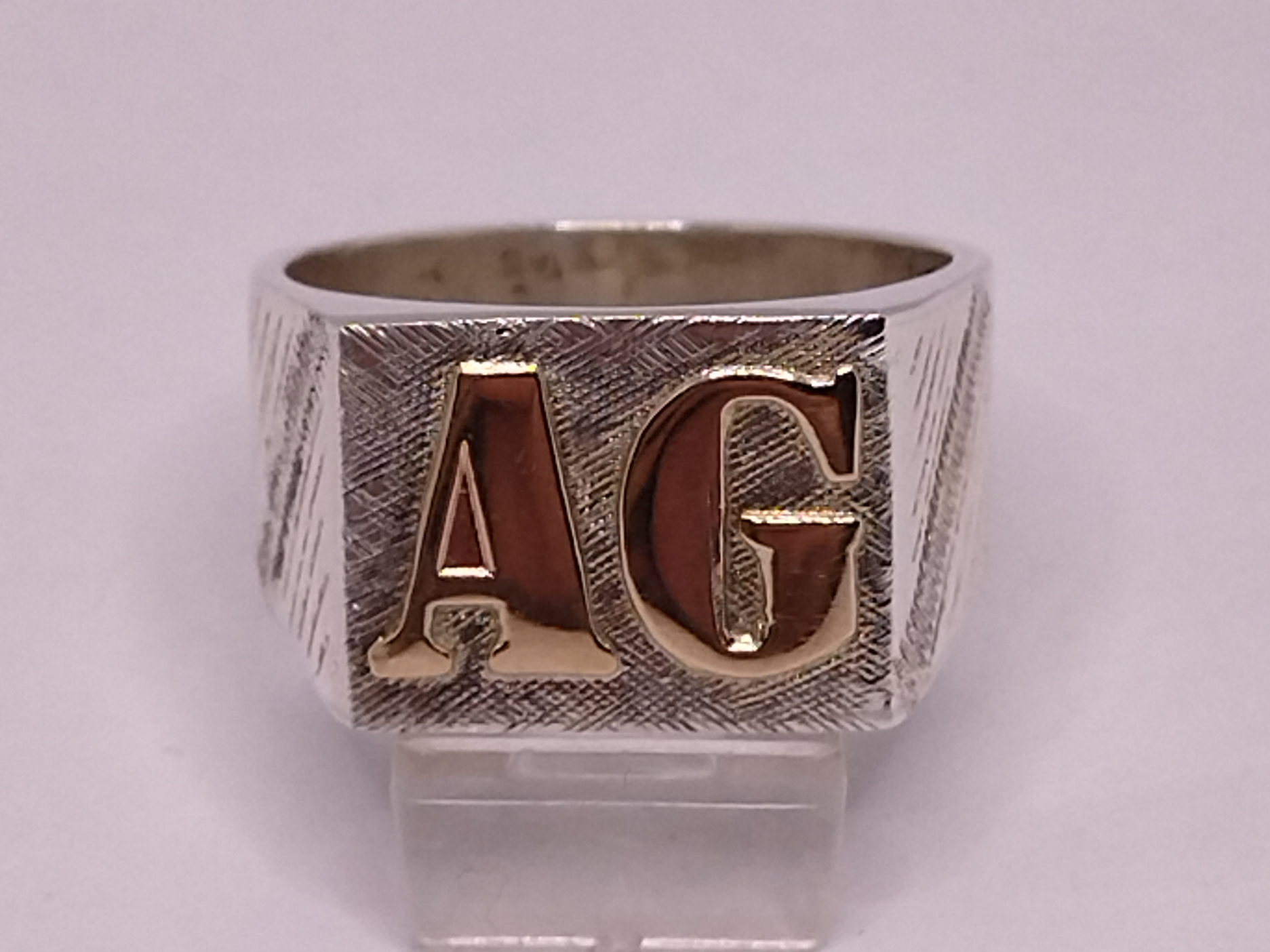 Anillo sello de hombre 12 x 16 mm. con 2 iniciales en oro 9k.