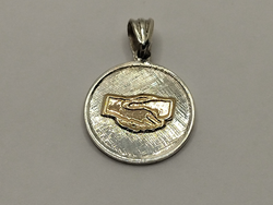 Medalla de plata con logo profesión Asistente Social)