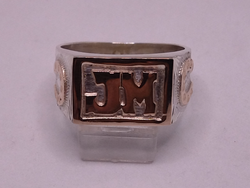 Anillo sello de hombre 12 x 16 mm Completo herradura, marco y letras en oro 9k