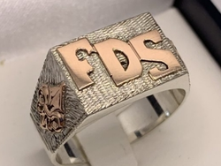 Anillo sello Plata hombre 12 x 16 mm con 3 iniciales en oro con apliques