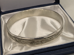 ESCLAVA, 10milimetros de ancho con bordes en reliebe y diseño espiga., toda en plata 925