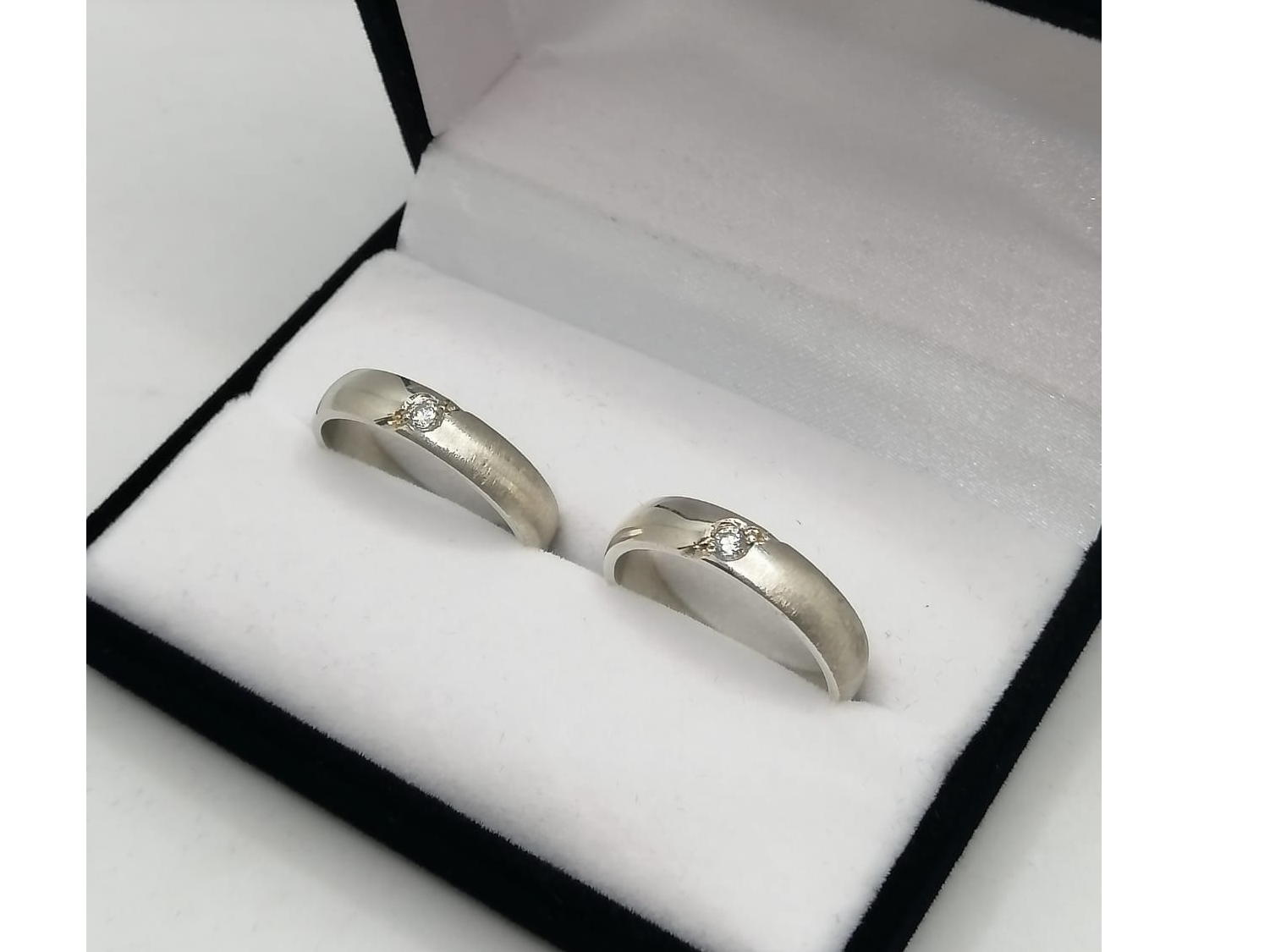 Alianzas Plata 925 con Circonia en las alianzas y Grabado de Obsequio 5 milimetros de ancho