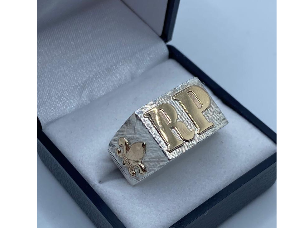 Anillo de plata caballero  12 x 16  con apliques y 2 niciales en oro 9k