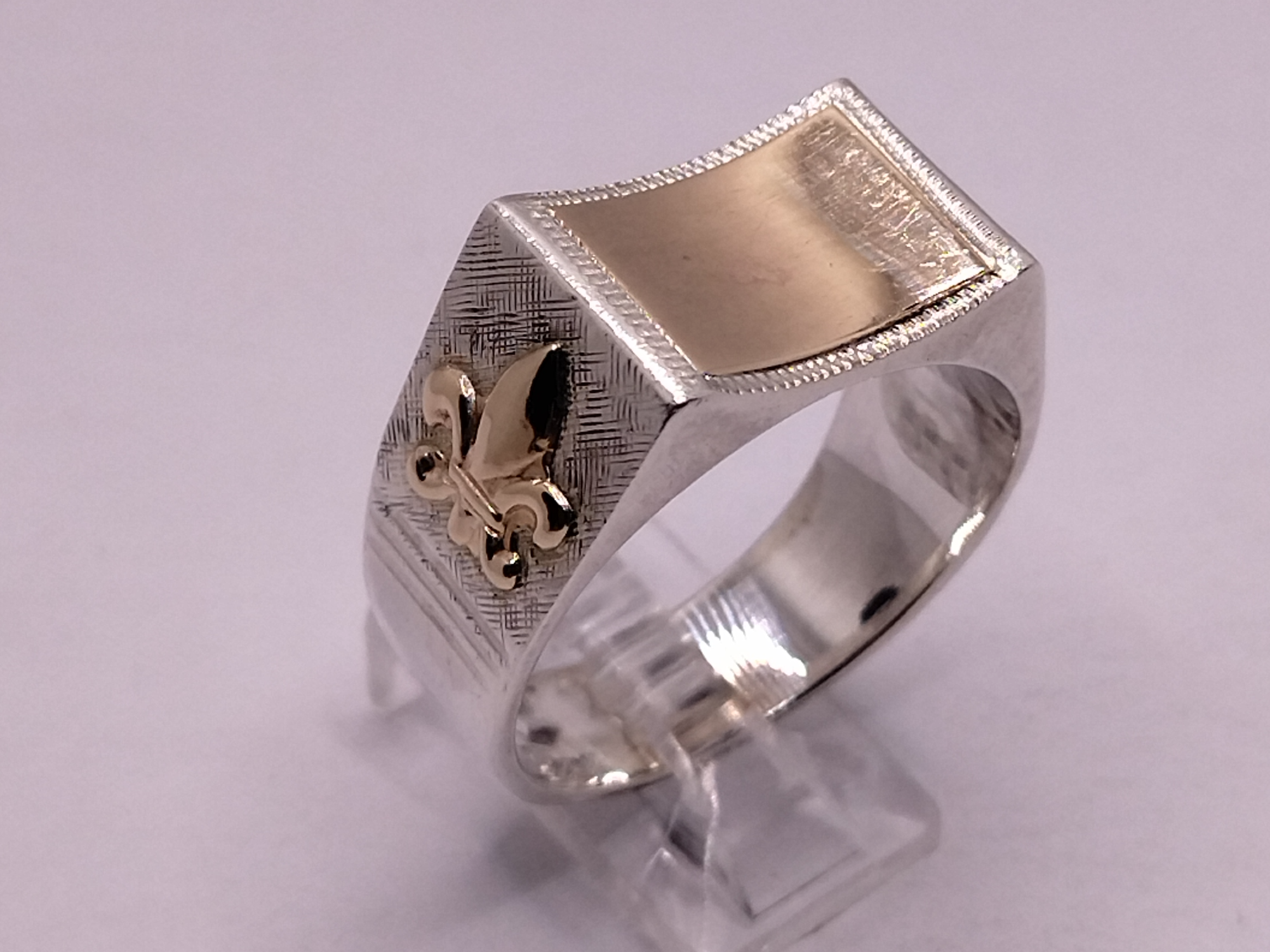 Anillo plata , apliques, mesa y 2 iniciales en ORO 9k curvo 12x16