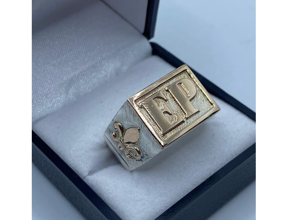 Anillo de plata caballero 12 x 16  con marco, apliques y 2 niciales en oro 9k