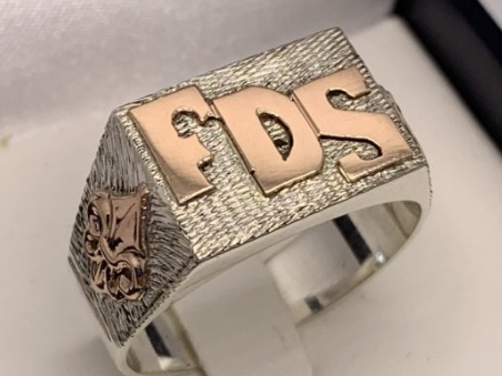 Anillo sello Plata hombre  12 x 16 mm con 3 iniciales en oro con apliques