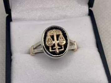 Anillo de  Abogacia con onix y oro 9k