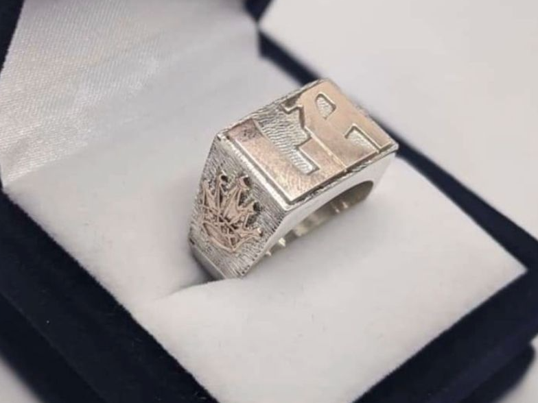 Anillo 12x16  apliques y 2 iniciales.