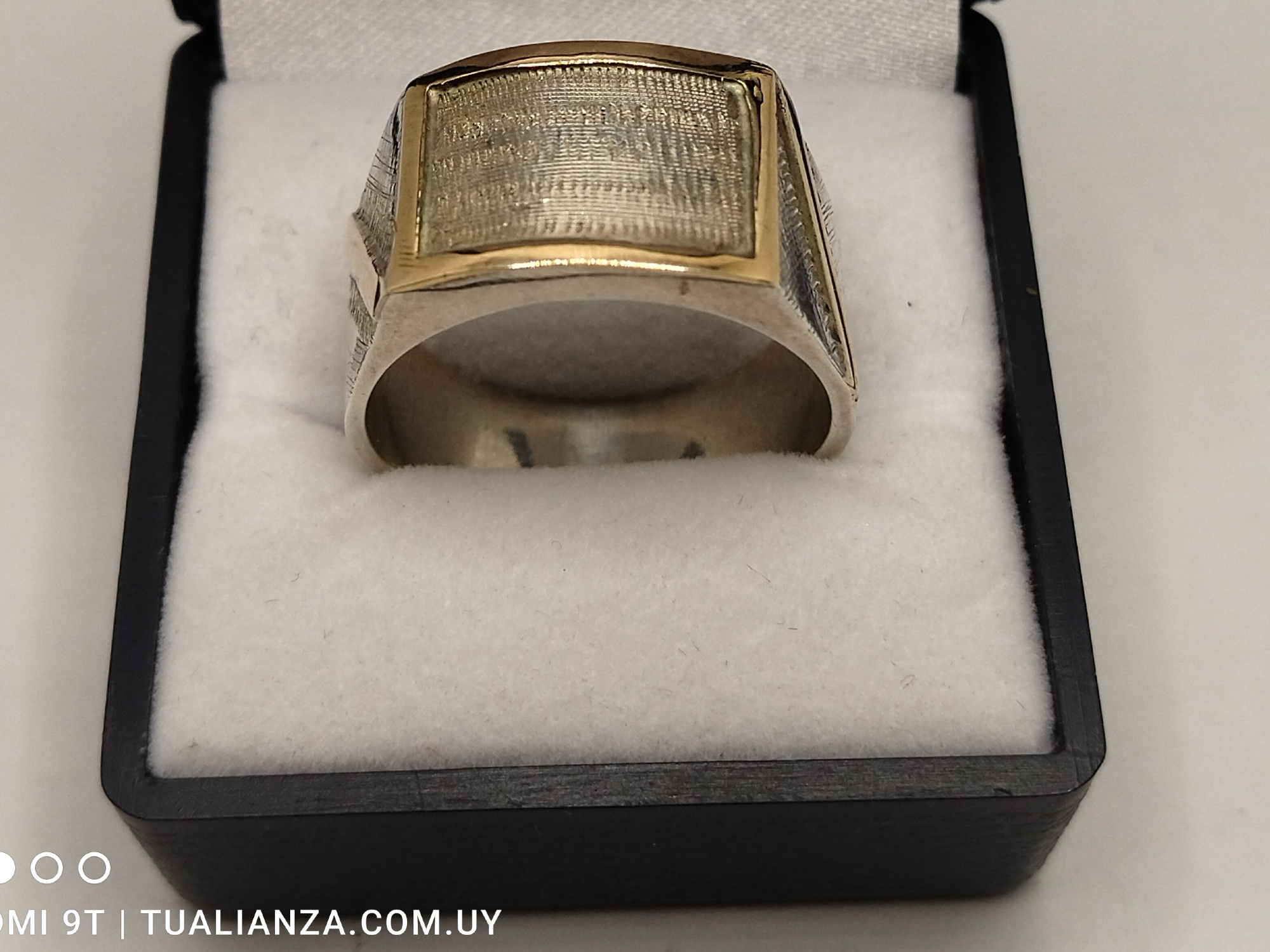 Anillo Curvo de plata925 con apliques, marco e iniciales.