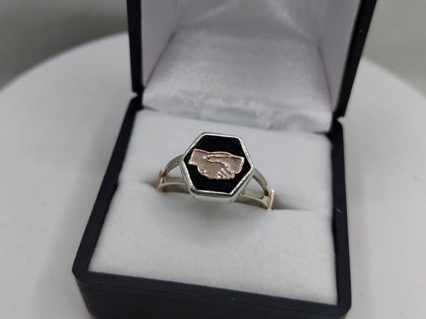 Anillo de  Asistente social con onix y oro 9k