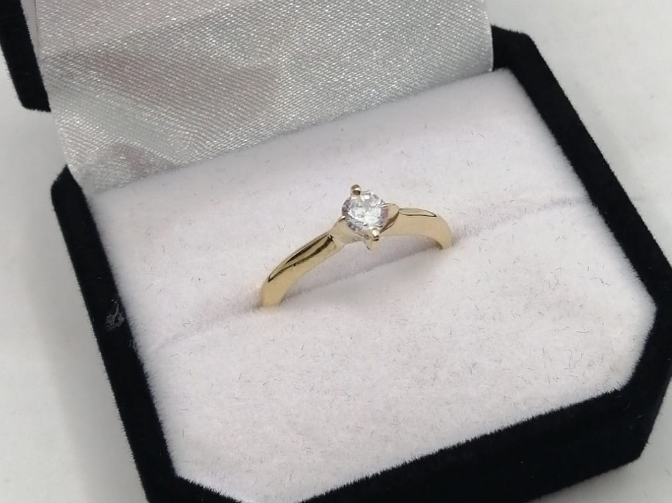 Cintillo Promesa corona de 4 puntas con Circonia 5mm en oro 9k sellado