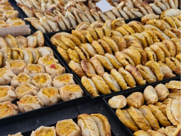 24 empanaditas variadas + 3 topping de salsas de DI STASI EVENTOS EXPRESS