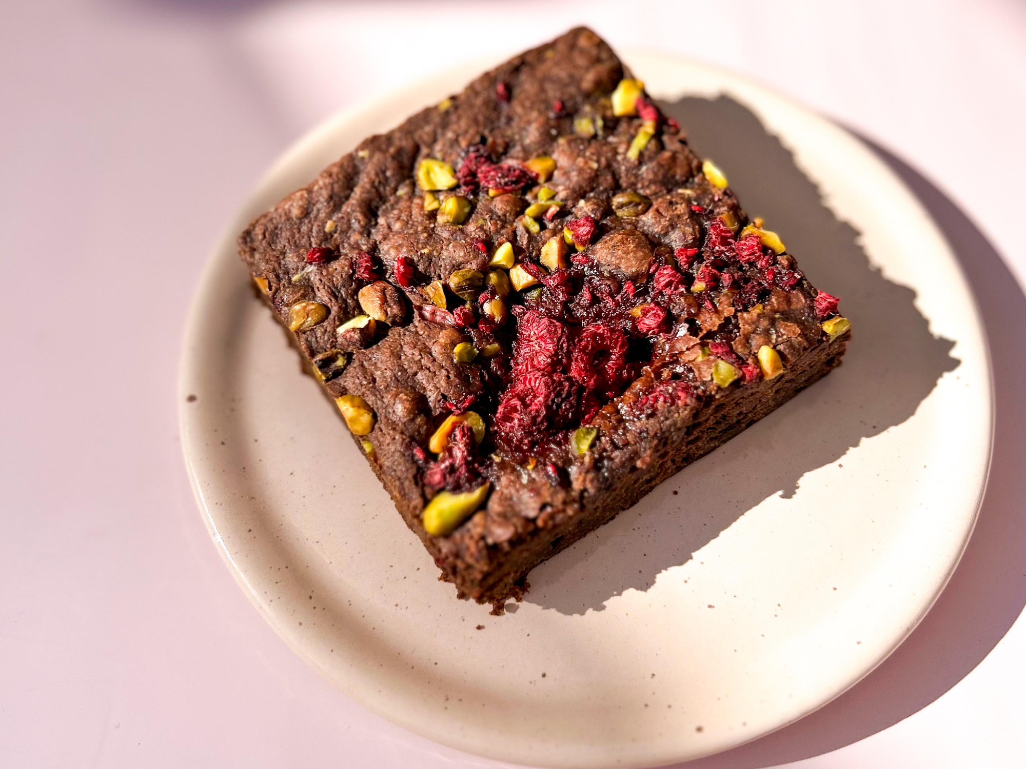 BROWNIE DE CHOCOLATE CON FRAMBUESAS Y PISTACHOS