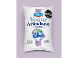 Yogur bebible tregar arándanos