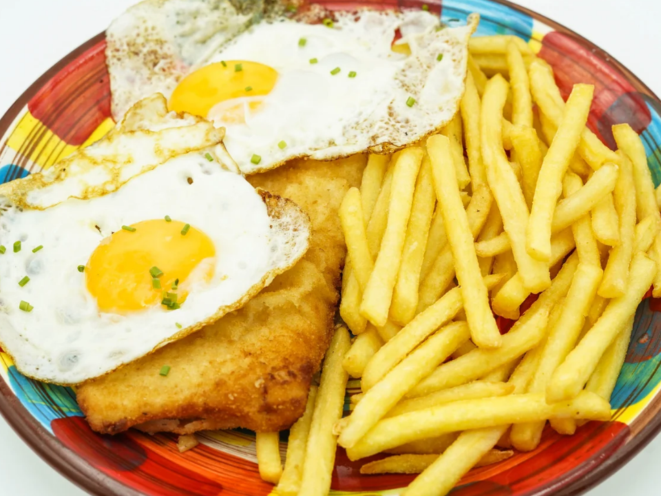 Milanesa a caballo con huevo