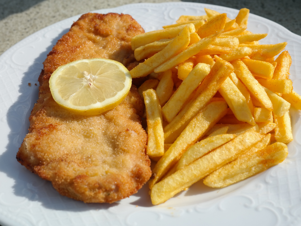 Milanesa con papas fritas (tradicional)