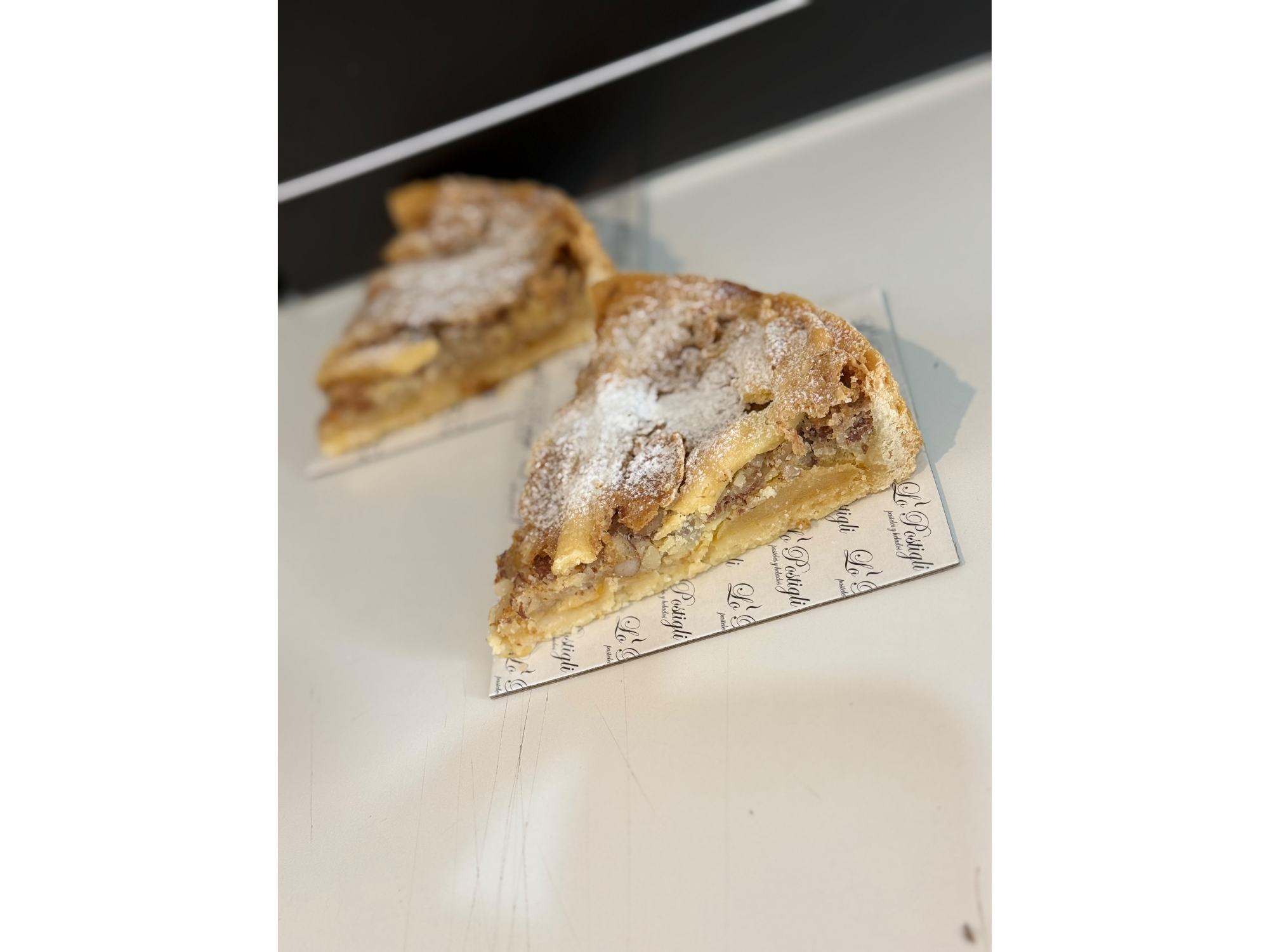 Porcion tarta de peras y almendras
