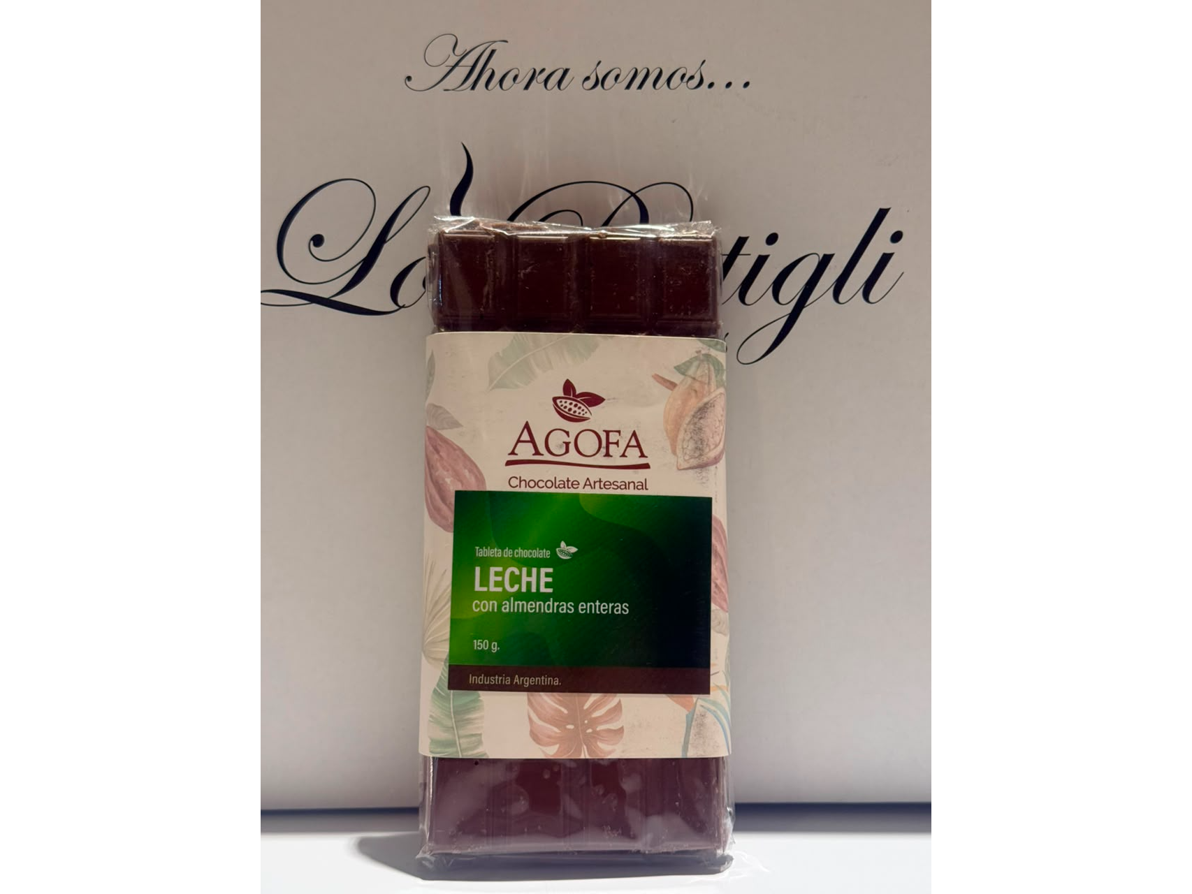 Tableta de chocolate con leche y almendras enteras