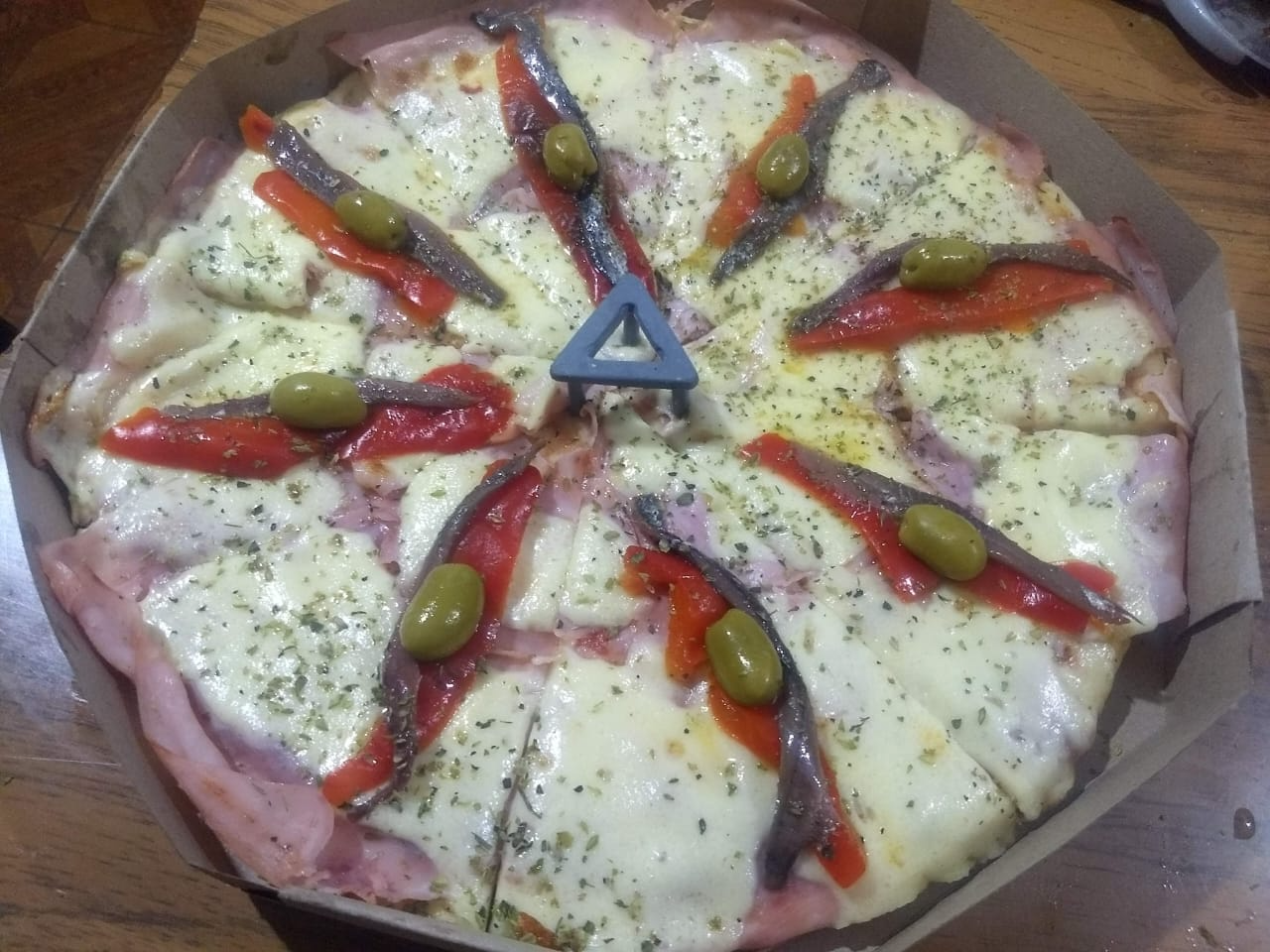 PIZZA ESPECIAL c/ JAMÓN MORRÓN Y ANCHOAS