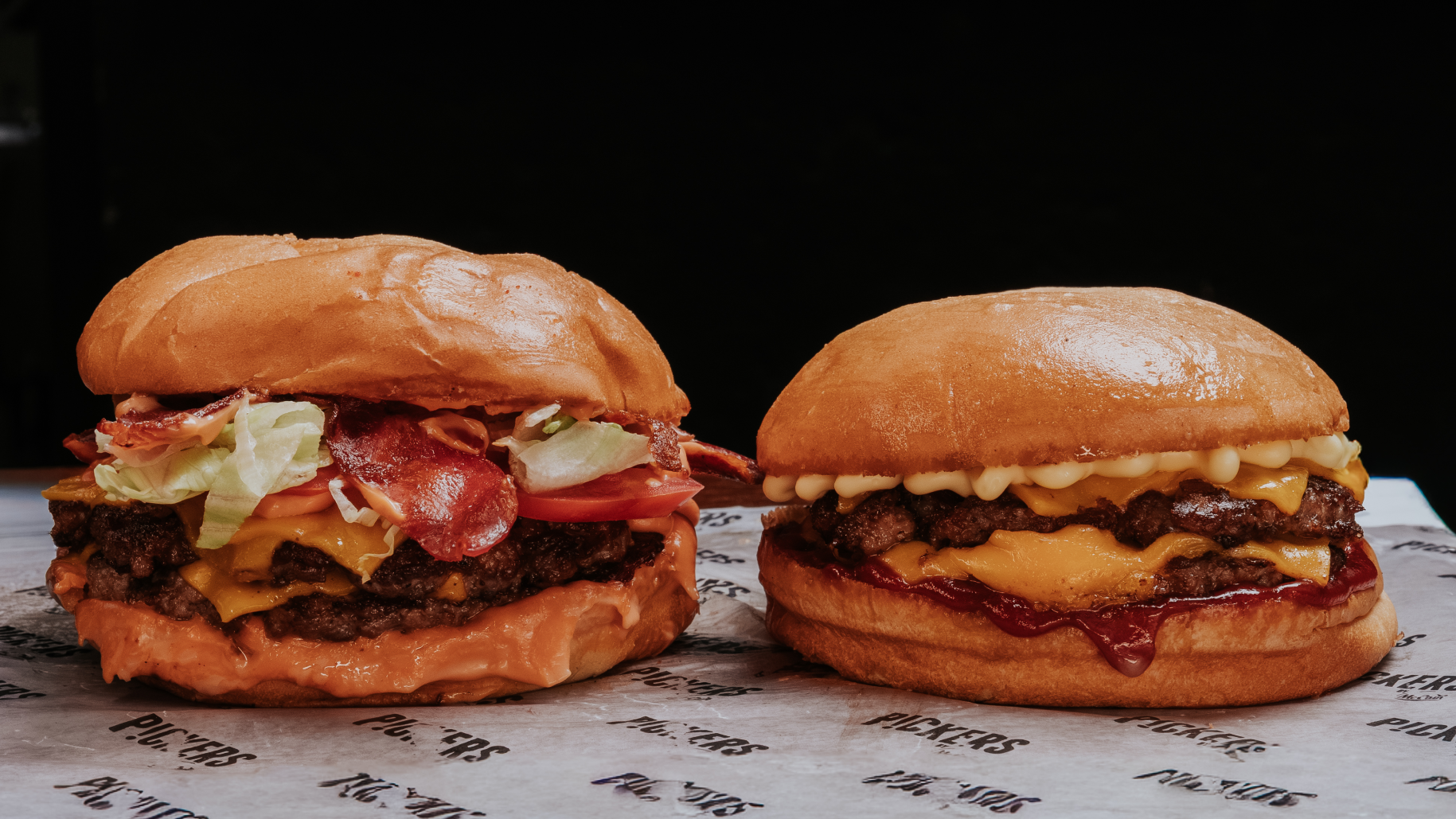 Promoción: Dos hamburguesas simples con papas fritas