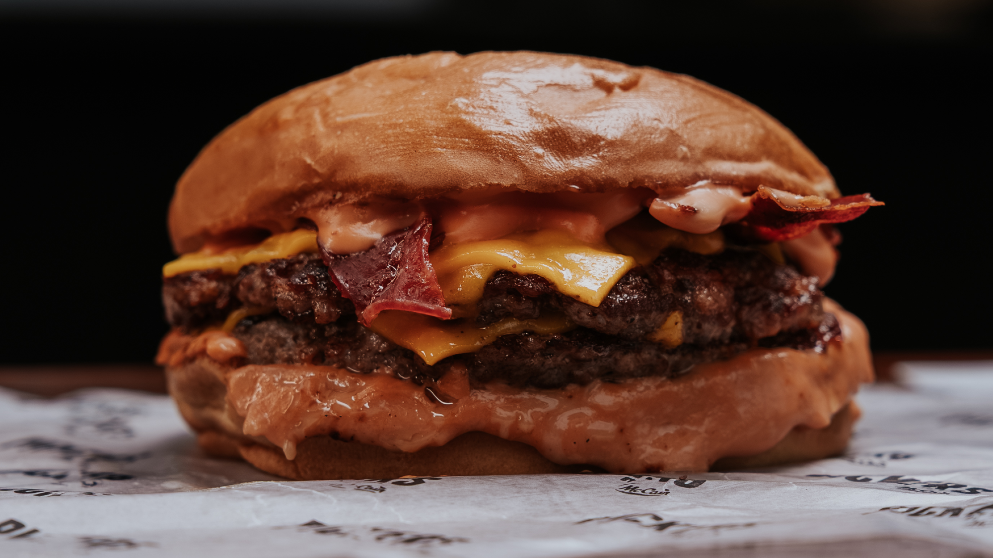 Combo: Hamburguesa doble con papas + bebida + postre