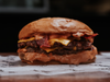 Bacon cheese doble con papas fritas, gaseosa y postre