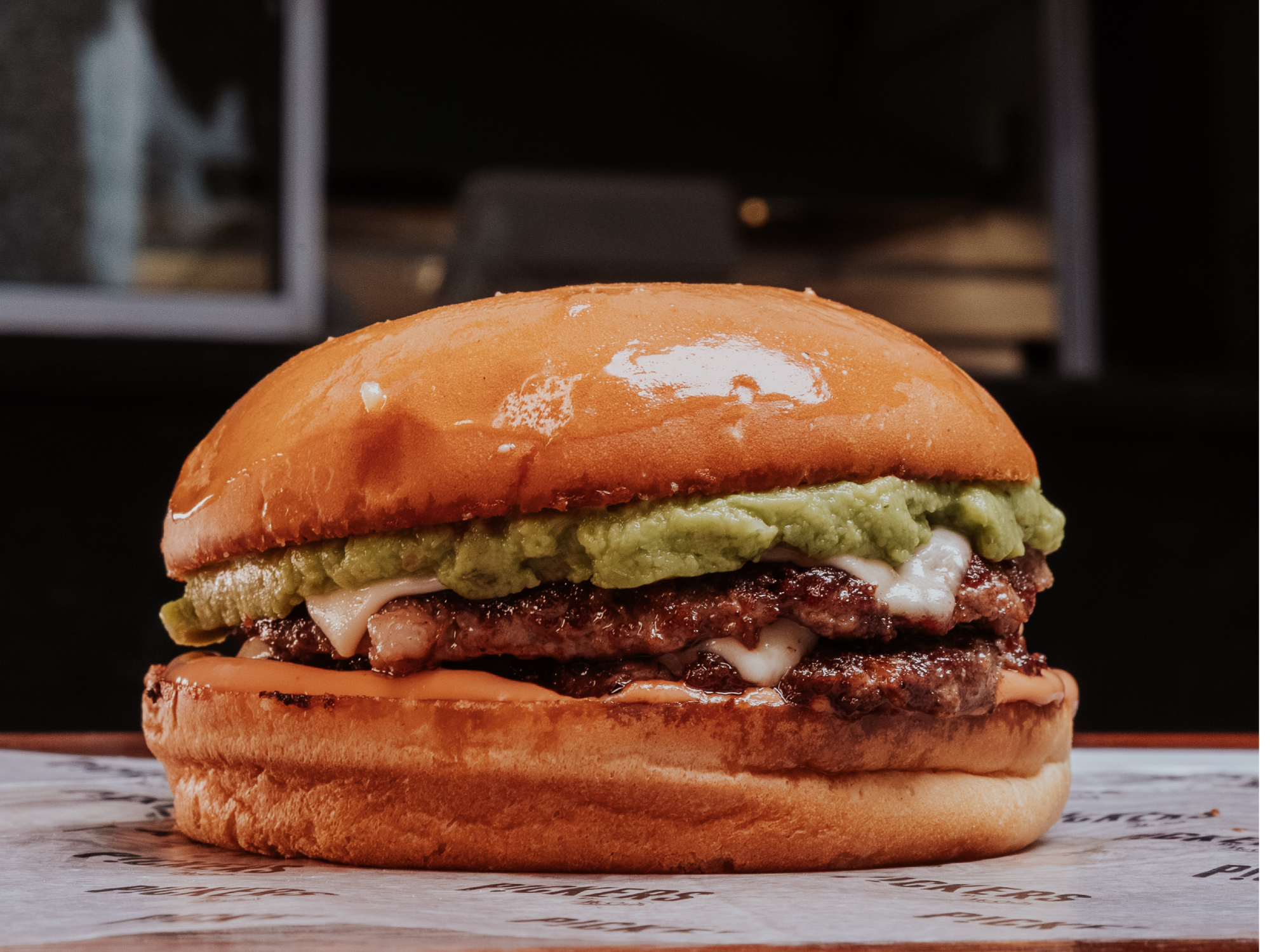 Chicana doble con papas fritas, gaseosa y postre