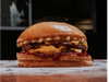 Cheese burger doble con papas fritas, gaseosa y postre