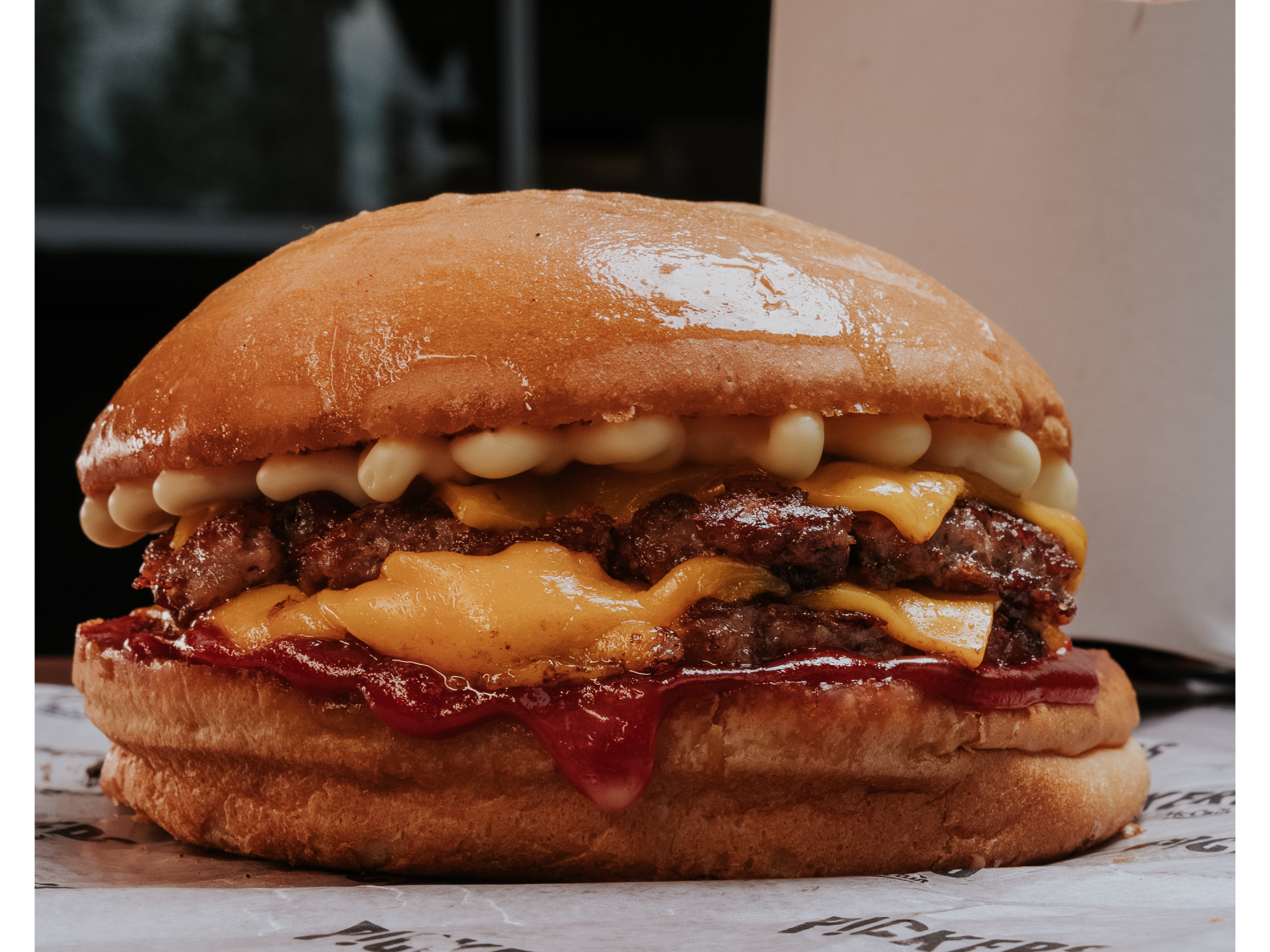 Tasty FEAT cuarto de libra doble con papas fritas, gaseosa y postre